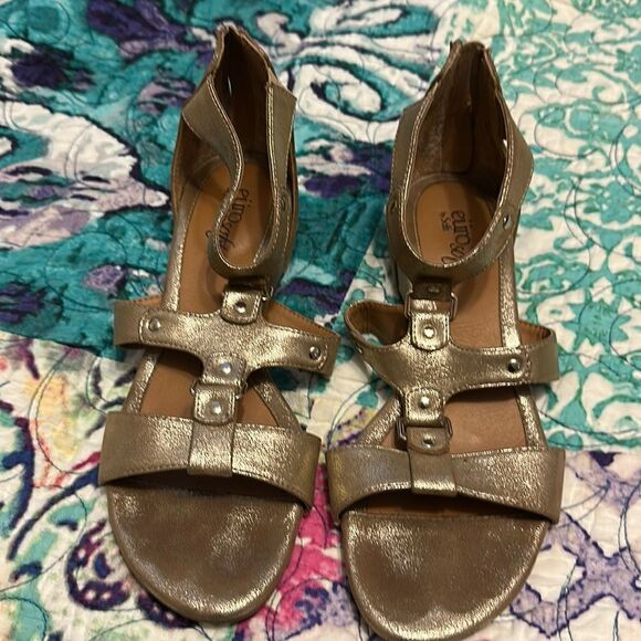 Gold sandals   - Picture 1 of 6